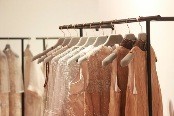 Quelles astuces pour choisir des robes en soie pour un look de soirée sophistiqué?