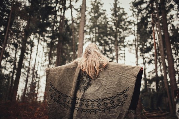 Le poncho polaire pour femme : un vêtement confortable et élégant